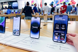 shopping iphones at the apple store