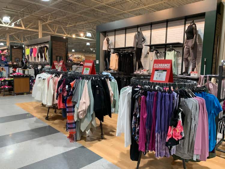Dick's Clothing Goods clothing displays
