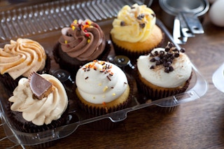 Gourmet cupcakes in a plastic container of 6