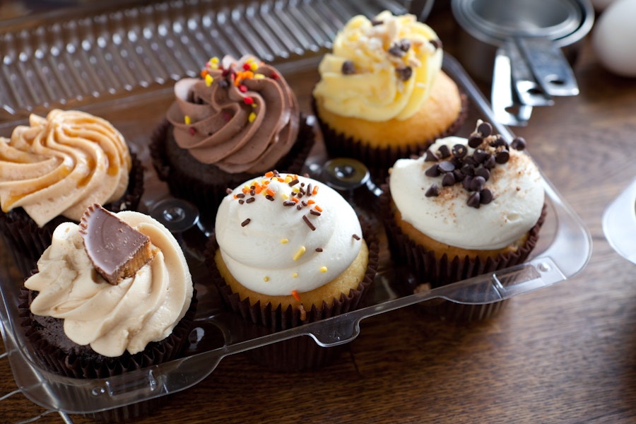 Gourmet cupcakes in a plastic container of 6