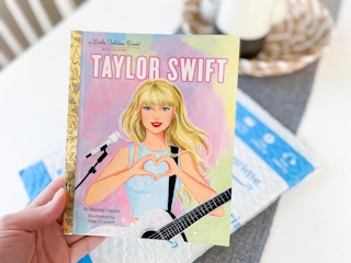 amazon a little golden book taylor swift3 1683119602 1683119602