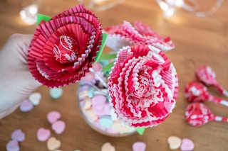 tootsie pop with cupcake liners around it