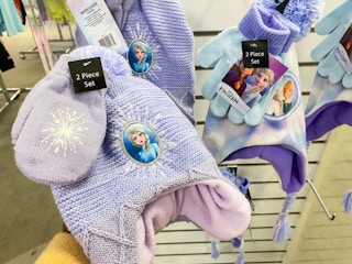 macys-disney-frozen-kids-beanie-glove-set-01282022a