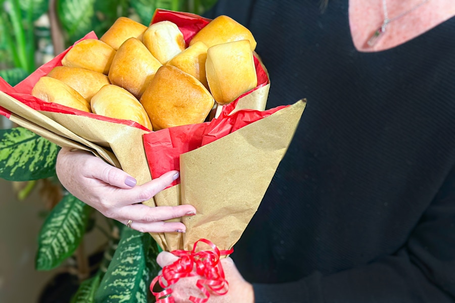 valentines-day-food-deals-texas-roadhouse-rolls-bouquet-kcl-4