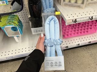 hand holding the heatless curl kit at five below