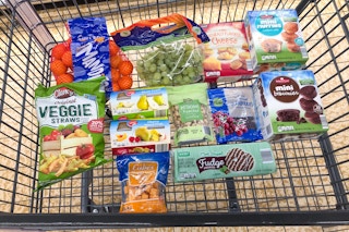 aldi savers grapes mandarins veggie straws fruit cups cookies muffins crackers in cart