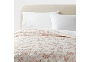 Room Essentials Satin Quilt