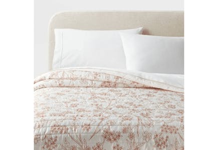 Room Essentials Satin Quilt