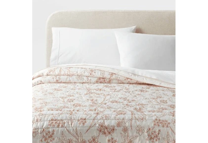 Room Essentials Satin Quilt