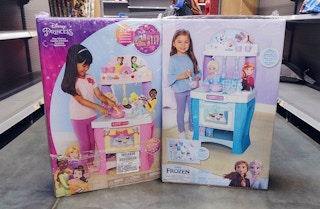 walmart-disney-princess-frozen-play-kitchen-110521-b