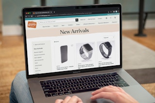 Someone looking at Apple electronics on the Unclaimed Baggage website