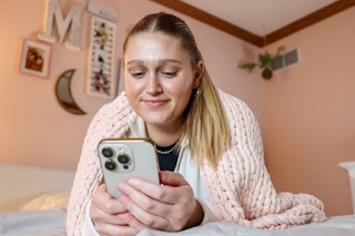 linens-and-hutch-chunky-knit-blanket-model-phone-kcl