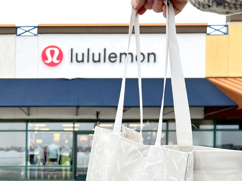 lululemon-outlet-store-exterior-door-shopping-bag