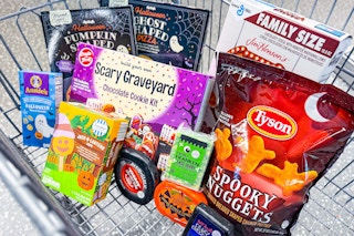 halloween foods in an aldi shopping cart