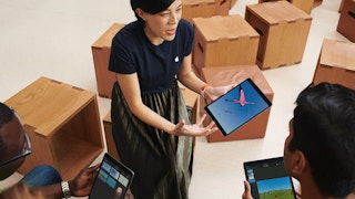 woman shows an ipad in a free apple class