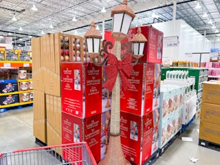 costco-holiday-lamp-post