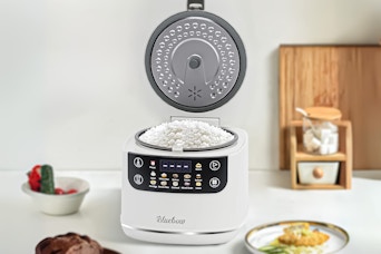 Lifestyle image of the Bluebow rice cooker in kitchen setting