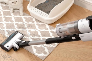 a levoit vacuum cleaning cat litter