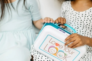 Walmart-Melissa-and-Doug-pretend-makeup-playset-1