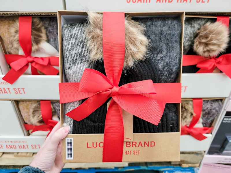 hand holding a hat & scarf set