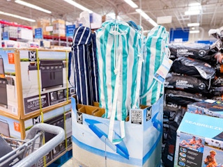 sams-cub-members-mark-beach-umbrella