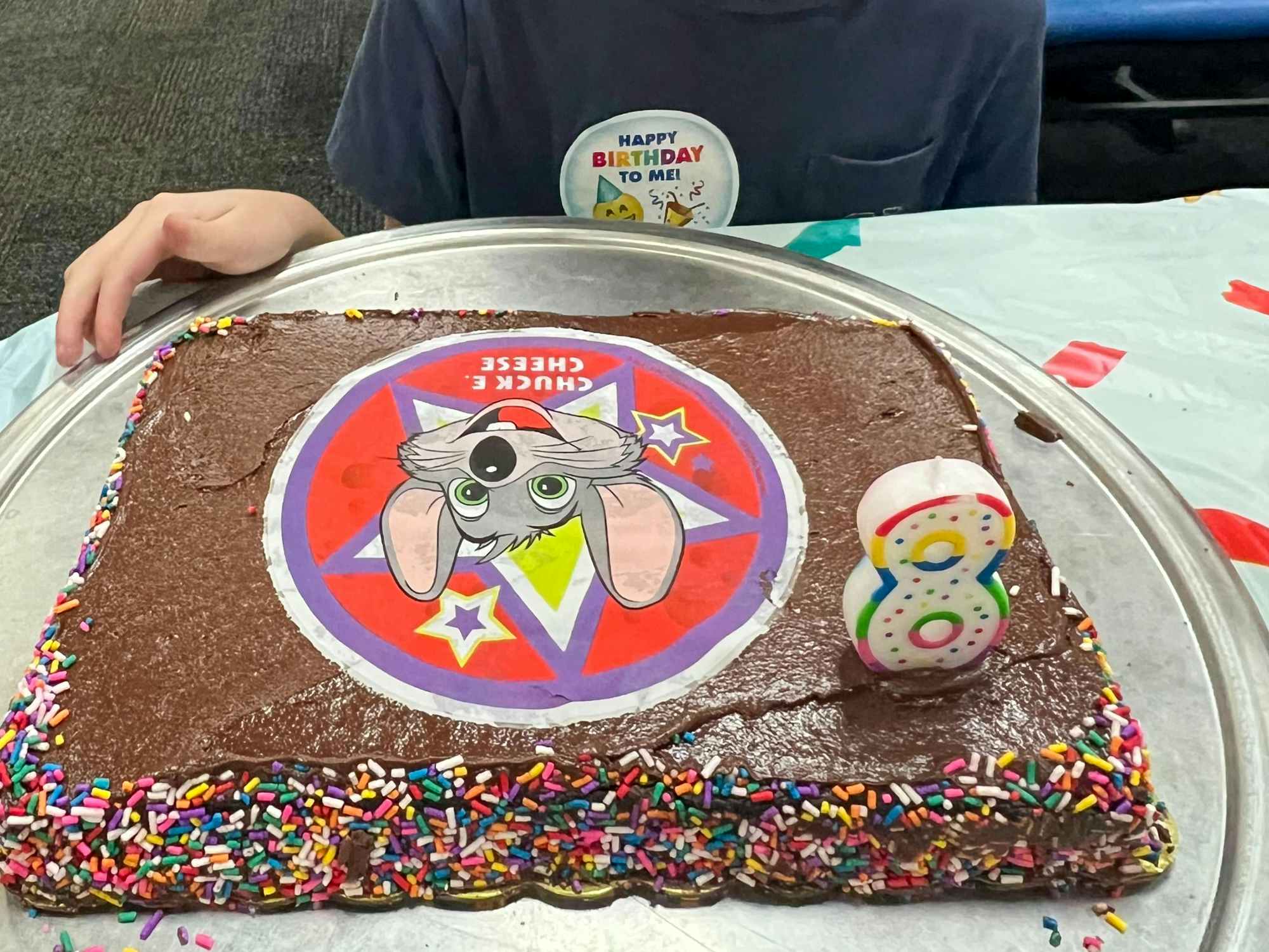 A kid's Chuck E Cheese birthday cake