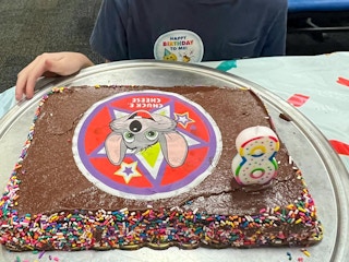 A kid's Chuck E Cheese birthday cake