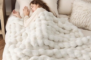 Bedsure Faux Fur Throw Blanket