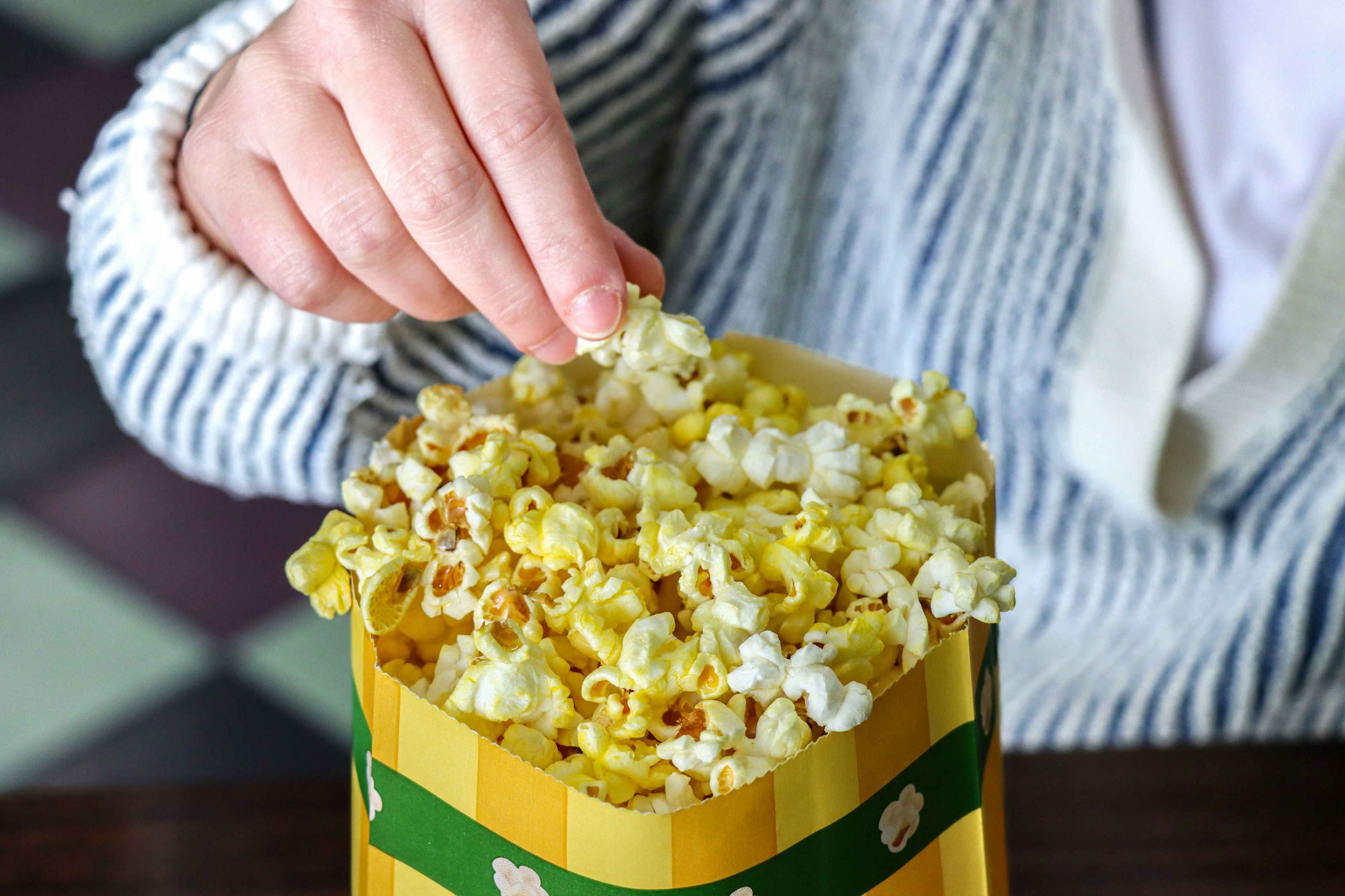 national-popcorn-day-popcorn-hand-regal-model-kcl