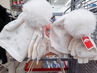 walmart-holiday-time-hat-and-gloves-set-2022