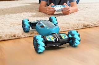  JSDOOGOO Gesture Sensing RC Stunt Car being used by a kid on the floor.