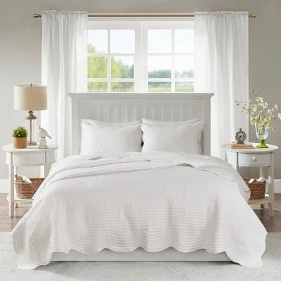 Reversible Scalloped Quilt Set