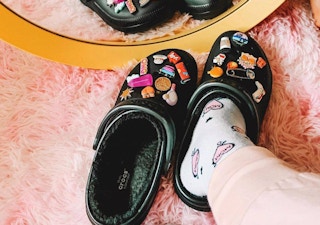crocs-clogs-112421f
