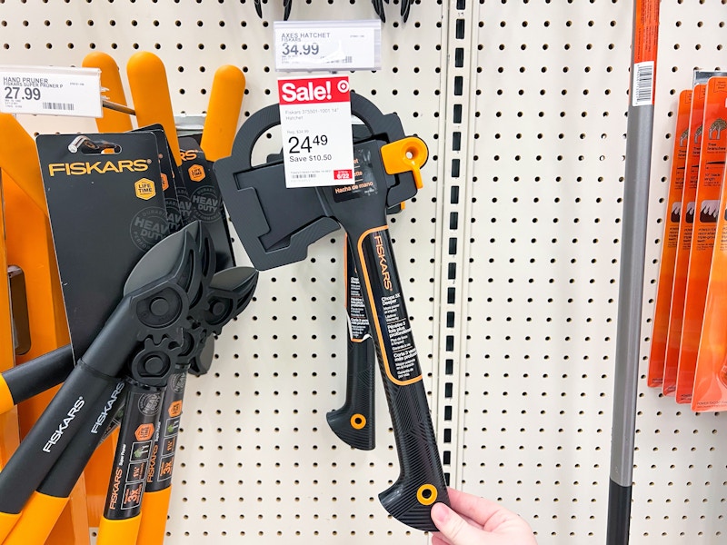 fiskars-hatchet-target1