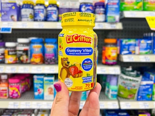 hand holding l'il critters gummy vitamins