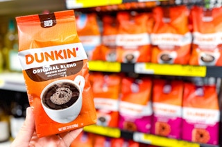 hand holding dunkin coffee 