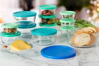 a 24-piece food storage set
