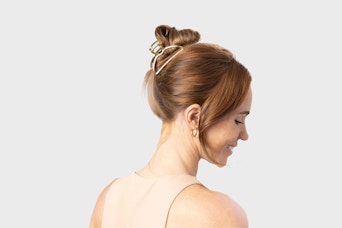 a woman wearing a kitsch claw clip