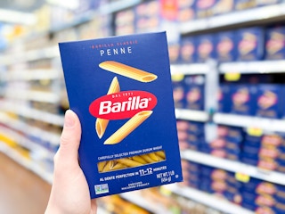 hand holding a box of barilla pasta