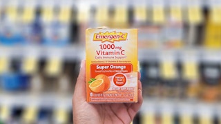 hand holding emergen-c