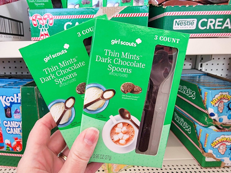 hand holding thin mints flavored spoons
