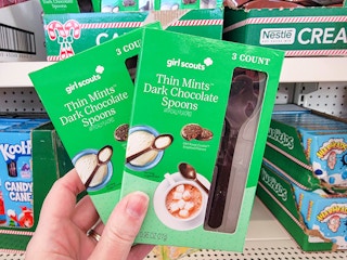 hand holding thin mints flavored spoons