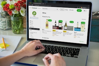 A person making a Publix order on a laptop using instacart