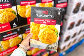 hand holding a box of red lobster cheddar bay biscuit mix