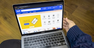 Someone looking at the Quill.com website on a laptop
