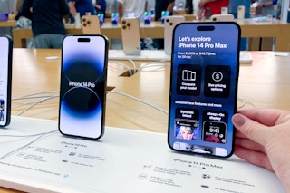 apple store iphone 14 hand feature 1667919867 1667919867 e1700507533403