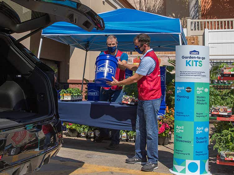 Lowes employees giving away 2021 spring fest garden-to-go free kits