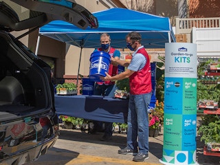 Lowes employees giving away 2021 spring fest garden-to-go free kits