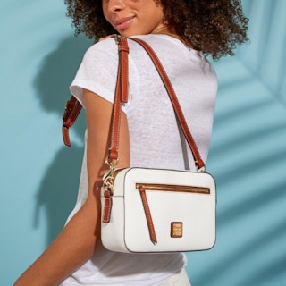 PEBBLE GRAIN CAMERA ZIP CROSSBODY