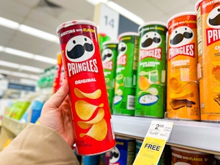hand holding pringles in walgreens